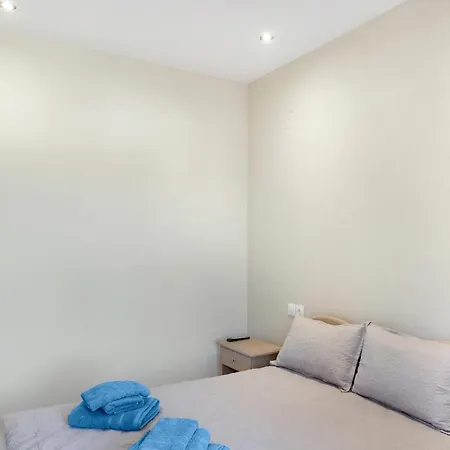 Akrogiali And * Drymonas